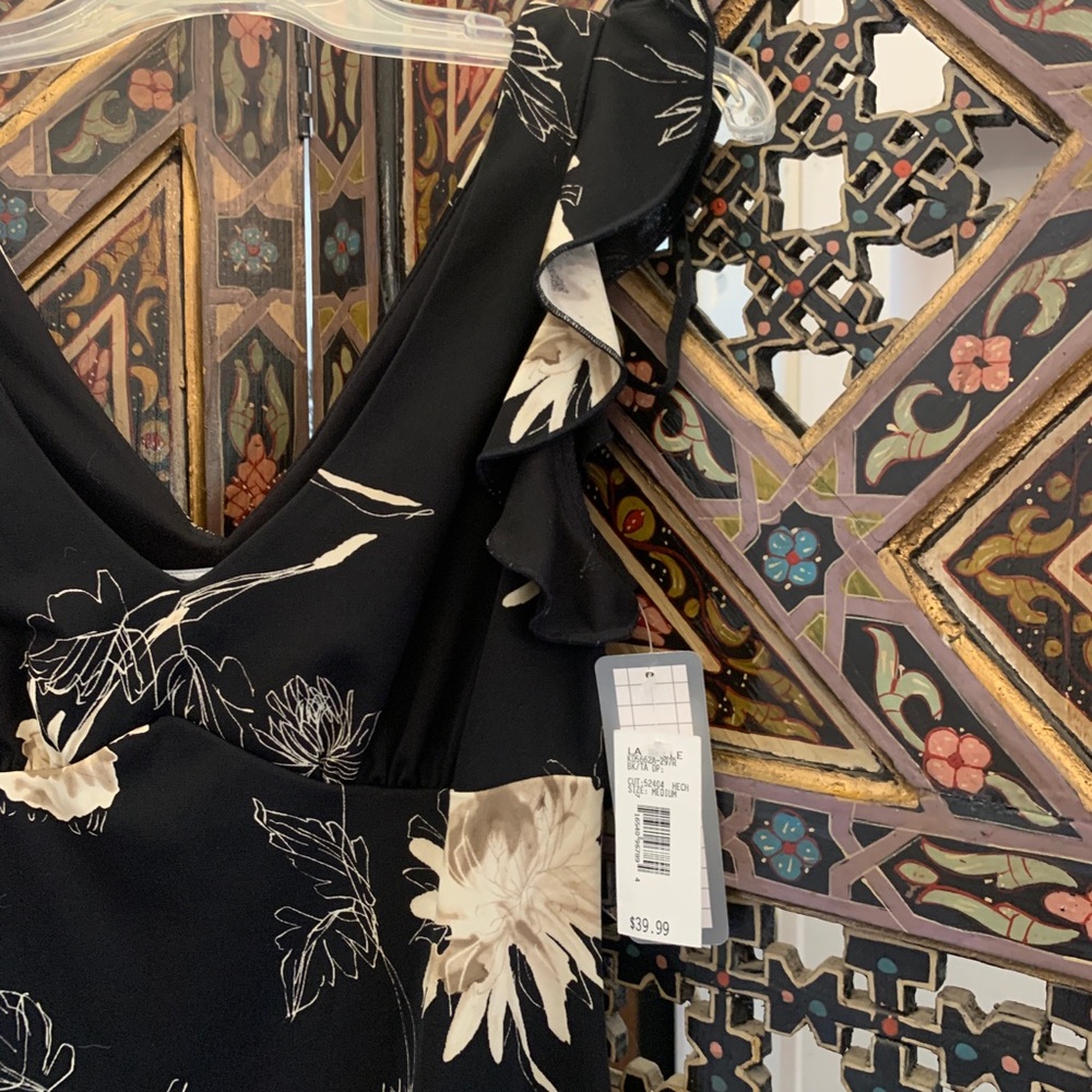 NWT floral dress knee length with flowy cap sleeves 🌸🌼 - Picture 3 of 8